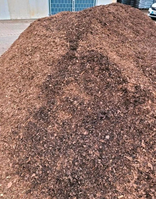 Großer haufen von feinem Rindenmulch.