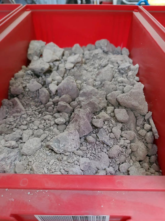 Garu-grünlicher Frostschutz-Schotter in einer Kiste.