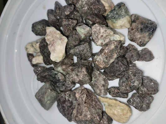 Nasser Granitkies mit verschiedenen Farbgebungen.