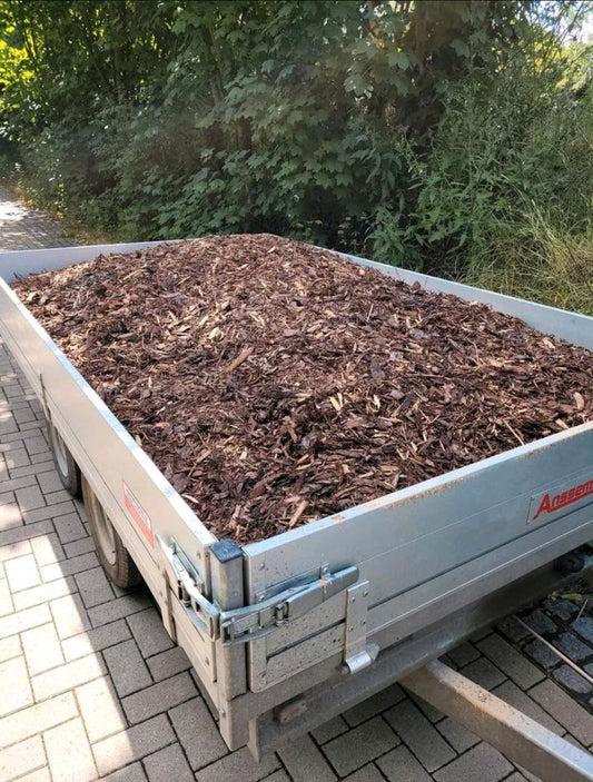 Grober Rindenmulch, gehäuft in einem Anhänger.