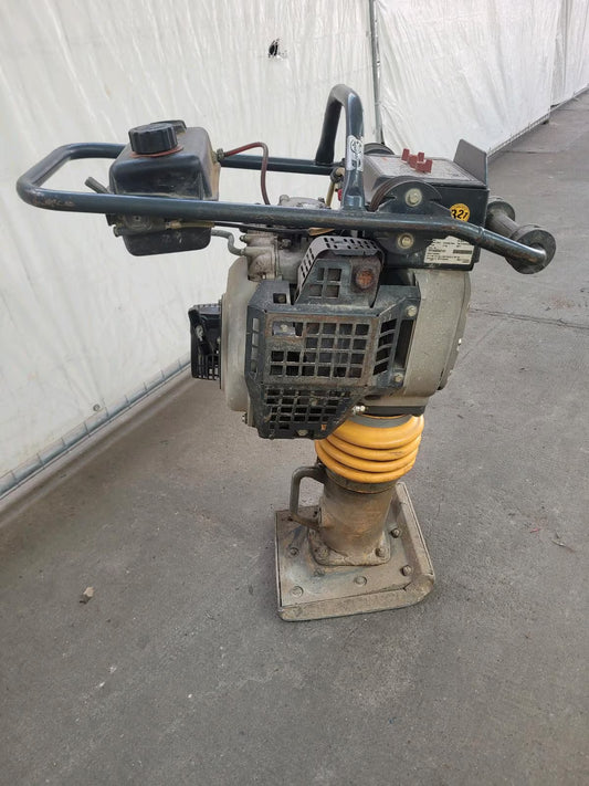 Ein Vibrationsstampfer von der Seite.