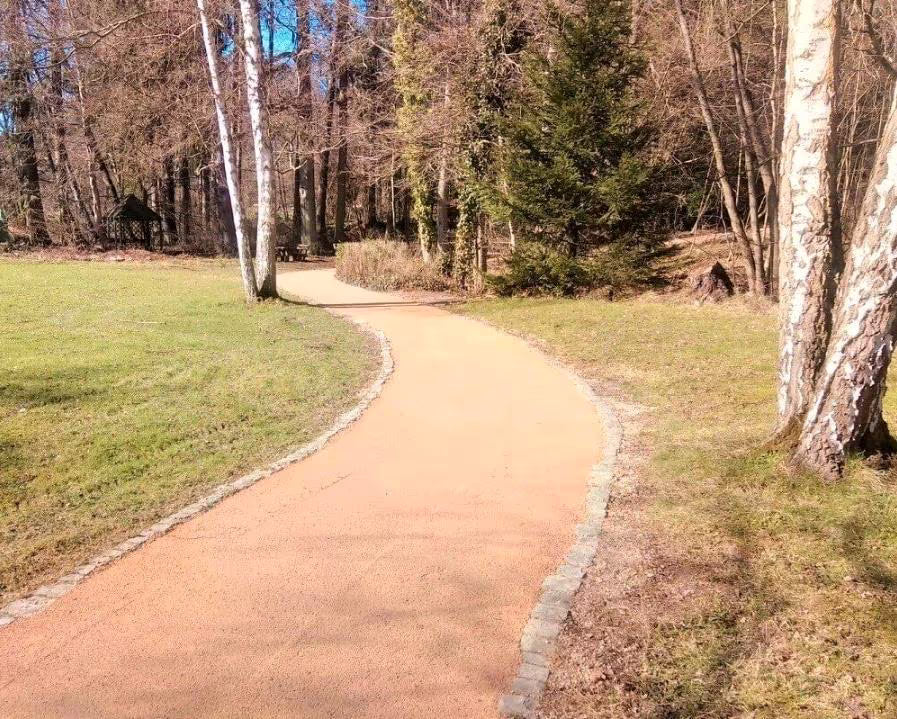 Ein Weg im Park führt an Bäumen vorbei