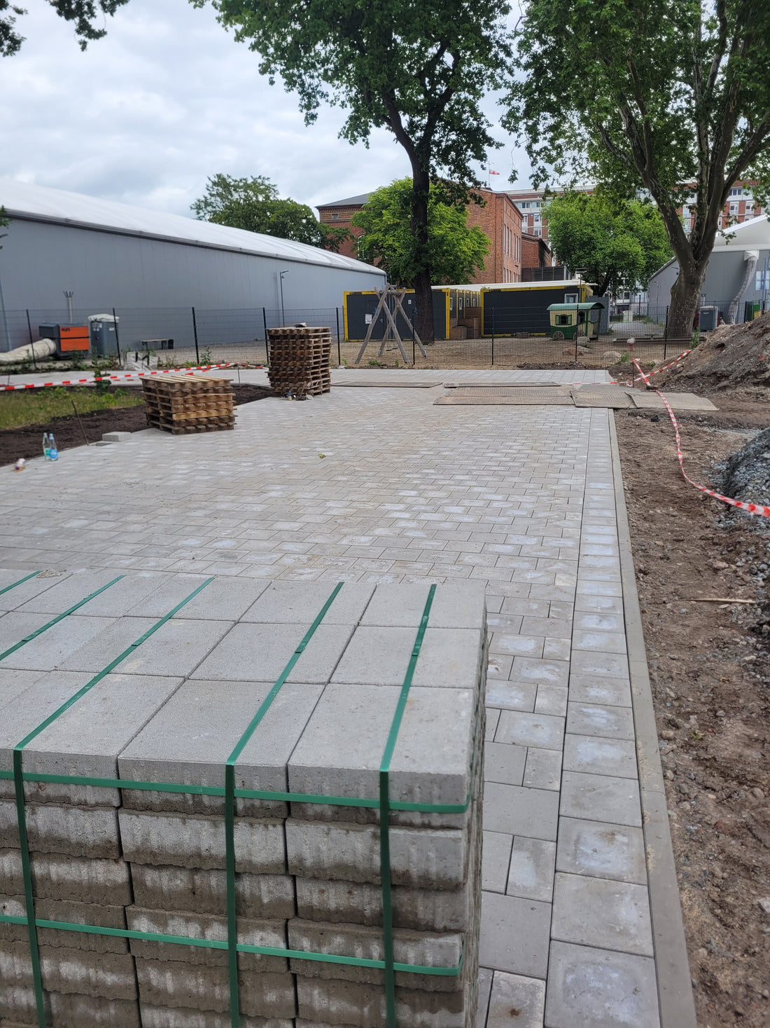 Neu verlegte Betonpflasterfläche in einem Außenbereich mit gleichmäßigem Pflasterbild und sauberer Flächenführung