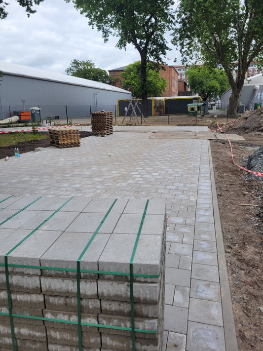 Neu verlegte Betonpflasterfläche in einem Außenbereich mit gleichmäßigem Pflasterbild und sauberer Flächenführung