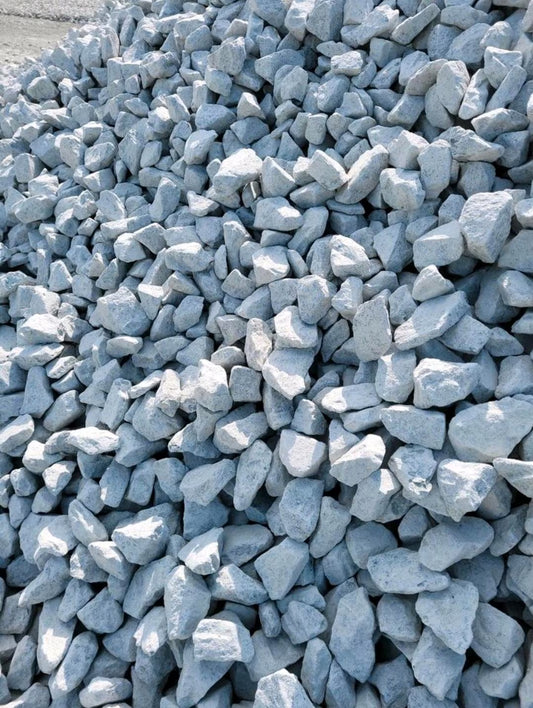 Weiß-gräulicher Bahnschotter, gehäuft.