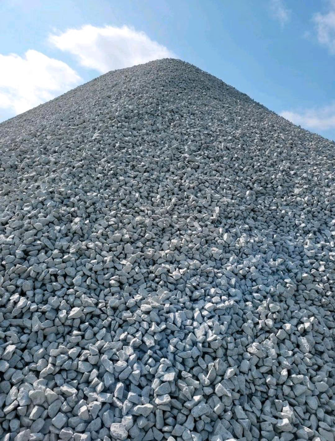 Ein sehr großer Haufen weißlich-grauer Bahnschotter.