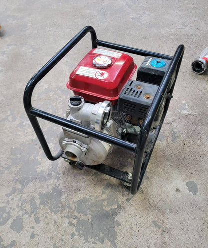 Eine schwarze Benzin Wasserpumpe mit einem Metallrahmen, in dem der Motor eingelassen ist.