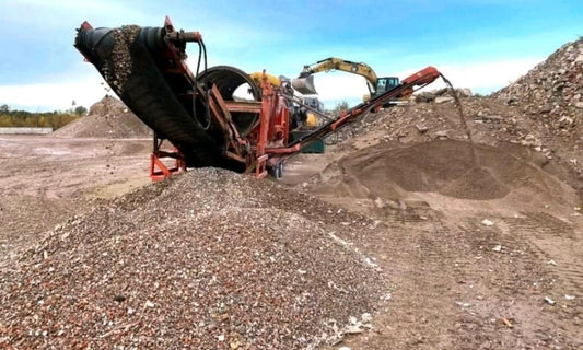 Beton-Recycling-Schotter in verschiedenen Haufen gesammelt.