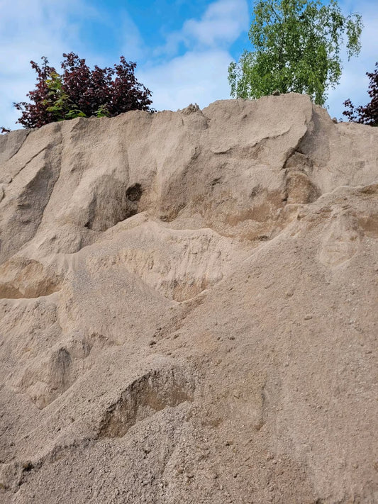 Feiner Beton-Recycling-Splitt, gehäuft.