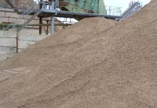 Ein großer Haufen von grau-braunem Estrichkies.