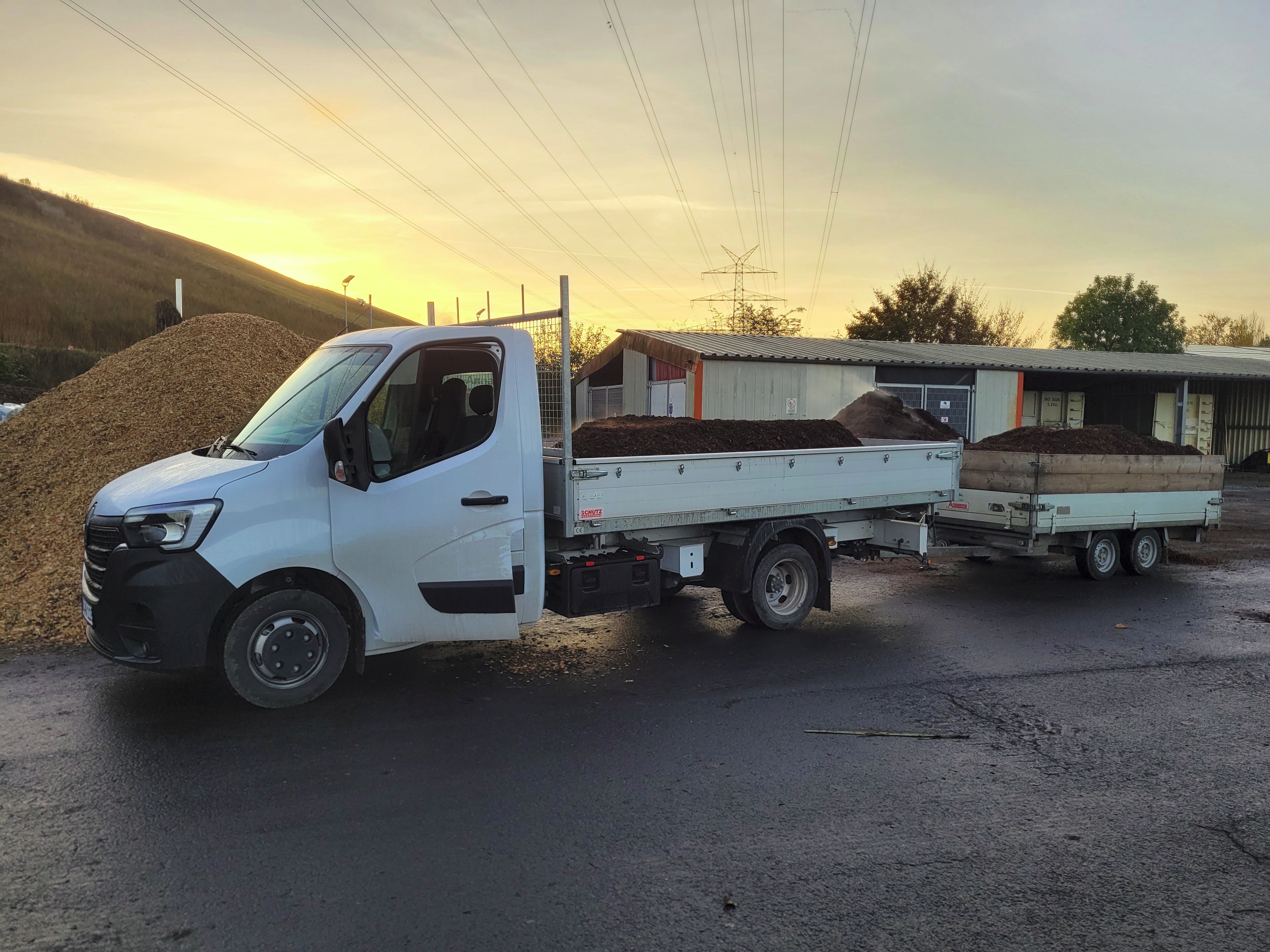 Fahrzeuggespann im Sonnenuntergang