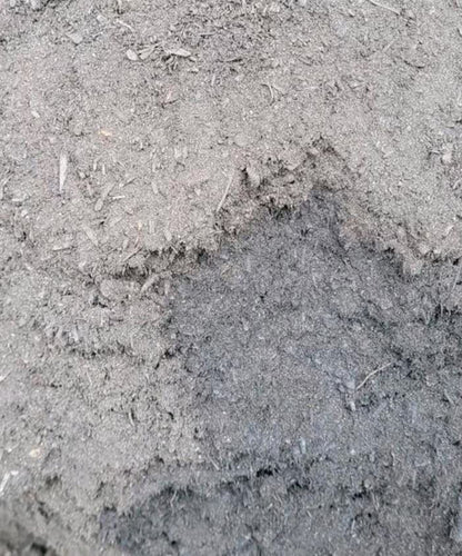 Ein mittelfeiner, fasiger Kompostboden.