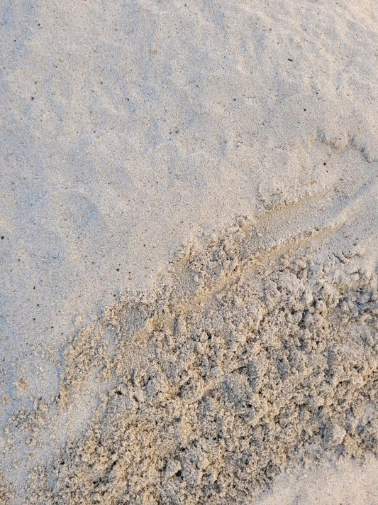 Aufgewühlter Feinsand von nahem betrachtet.