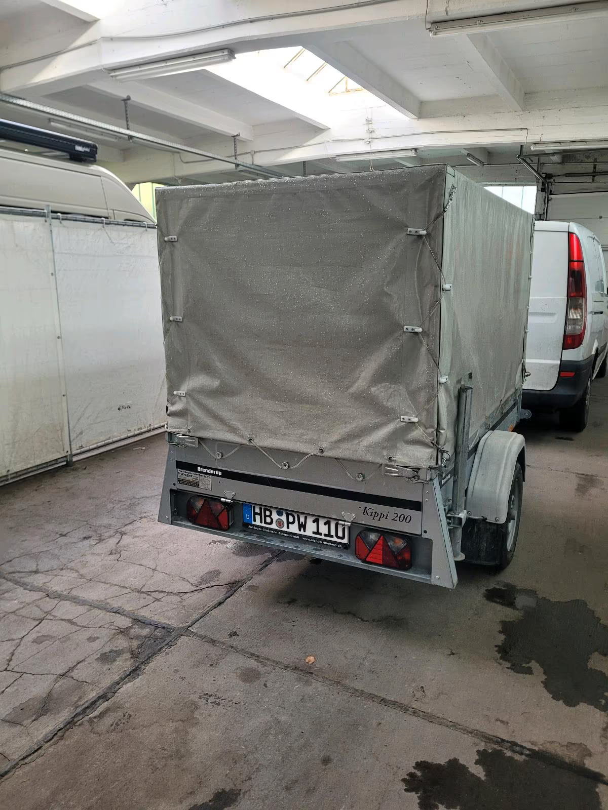 Hier der Geschlossener Kippanhänger von Hinten, mit geschlossener Plane.