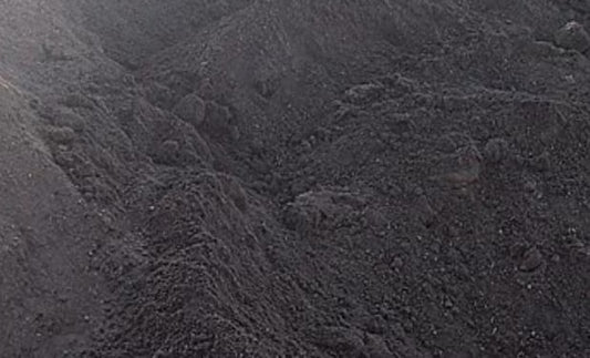 Schwarz-brauner, gesiebter Mutterboden.