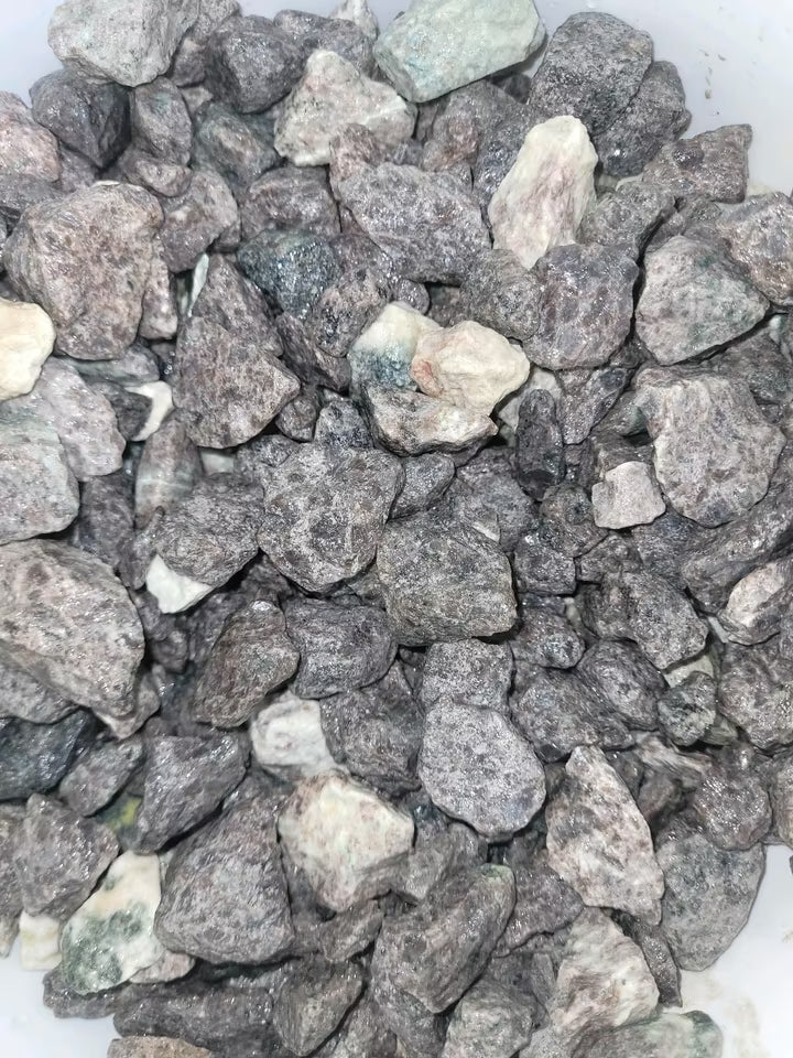 Grober, grau-weißer Granitkies.
