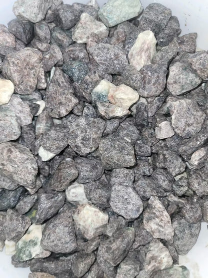 Grober, grau-weißer Granitkies.
