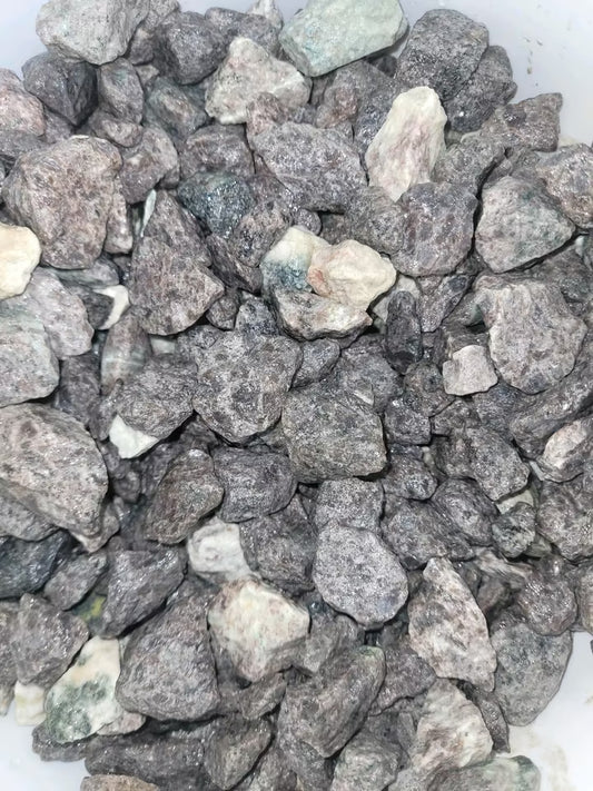 Grober, grau-weißer Granitkies.