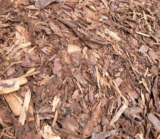 Gehexelte Rindenstückchen von Nahem betrachtet.