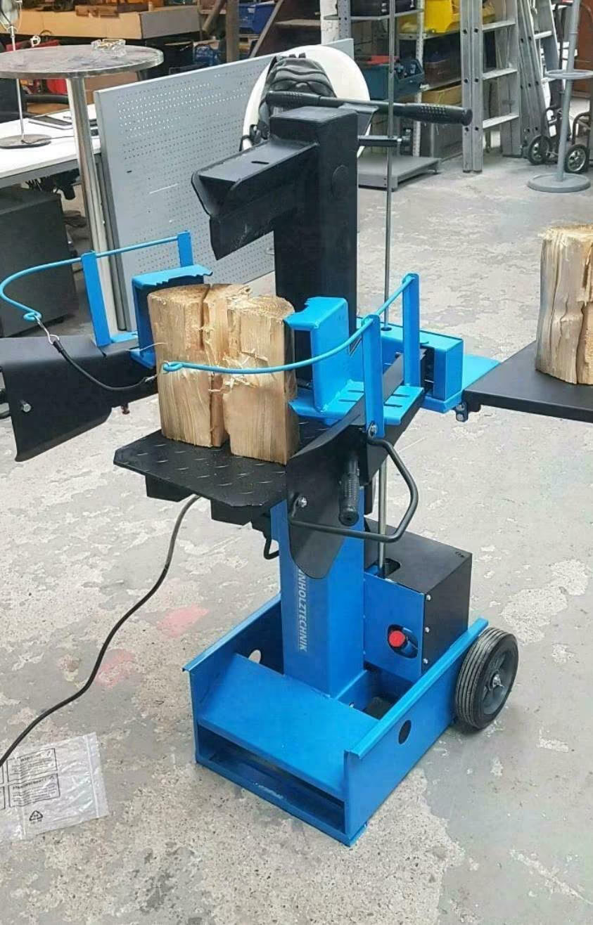 Schwarz-blauer Holzspalter mit Rollen.