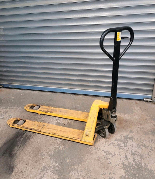 Ein schwarz-gelber Hubwagen, ideal zum bewegen von Paletten.