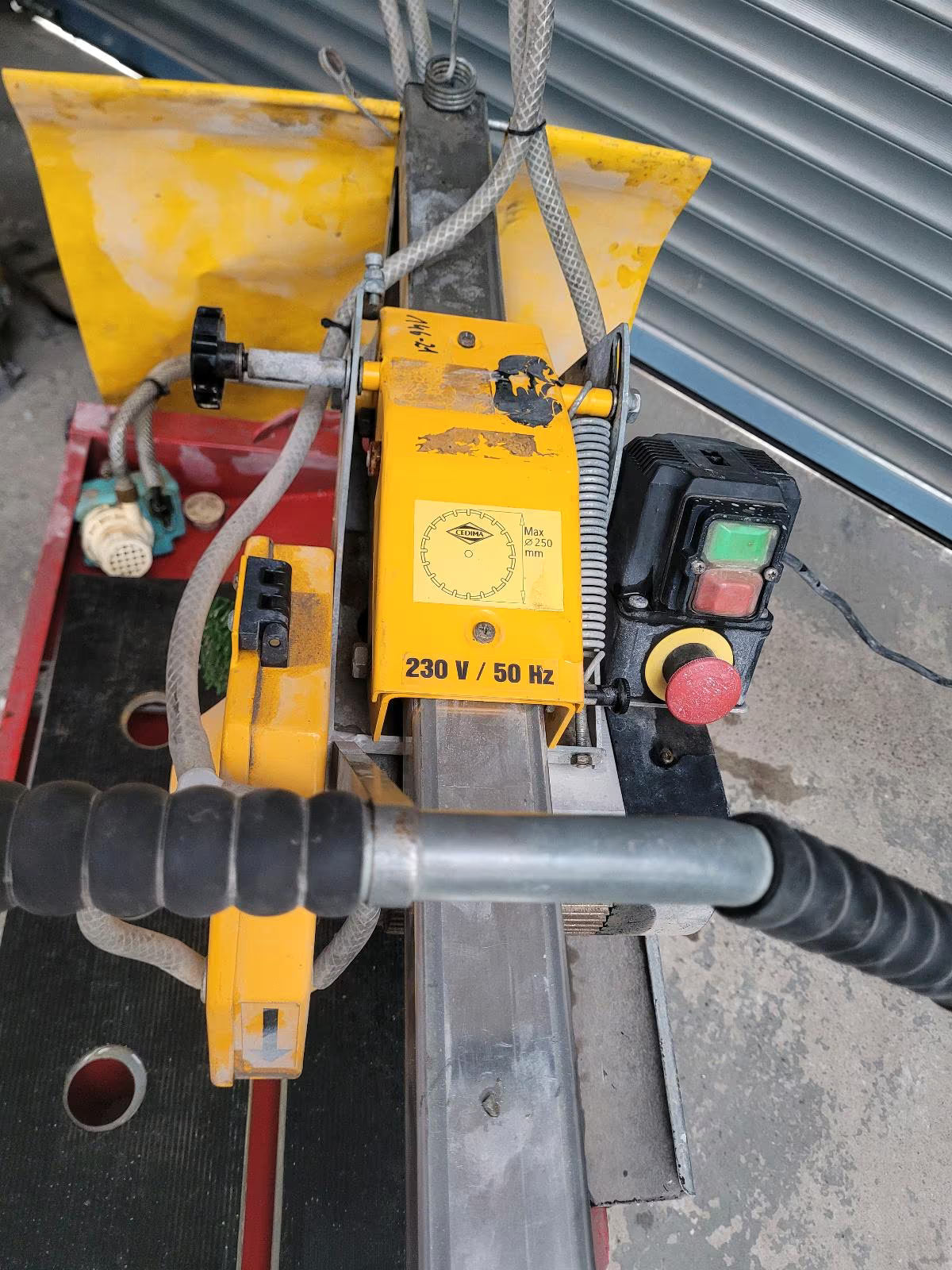 Knöpfe und Hebel vom Nass-Steinschneider.