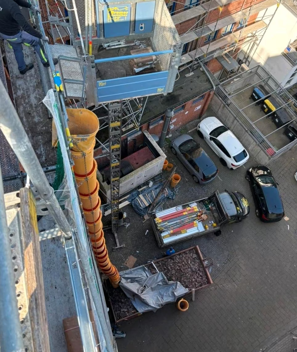 Eine Profi-Schuttrutsche auf einer Baustelle im Einsatz.