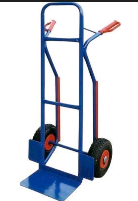 Eine blau-orangene Sackkarre mit zwei Rädern, ideal zum Transportieren von Dingen.