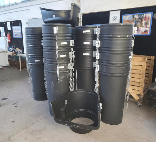 Eine schwarze Profi-Schuttrutsche in ihren Einzelteilen.