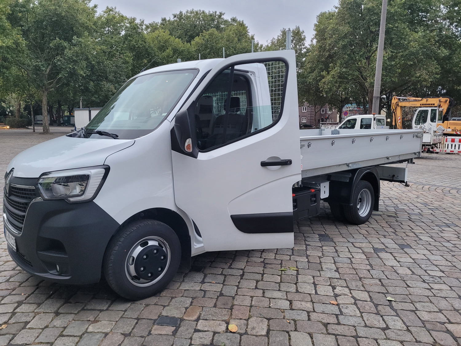 weißer Transporter mit Ladefläche