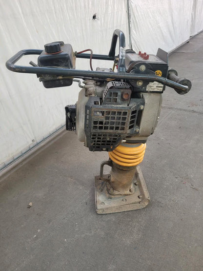 Ein Vibrationsstampfer von der Seite.